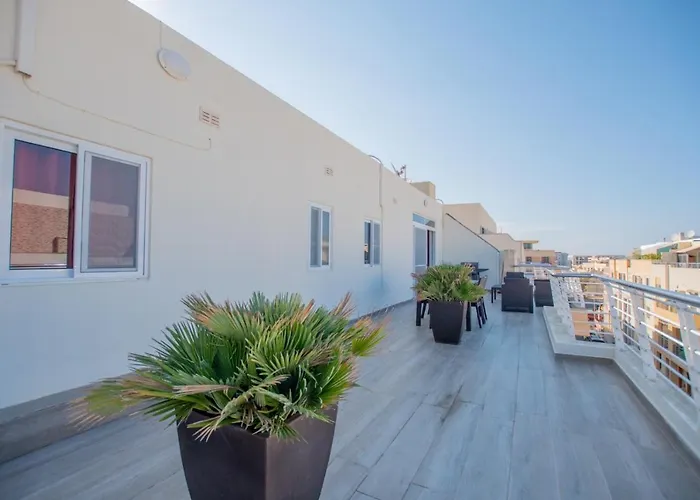 Kernice Penthouse With Sea And Country Views Of Xghajra